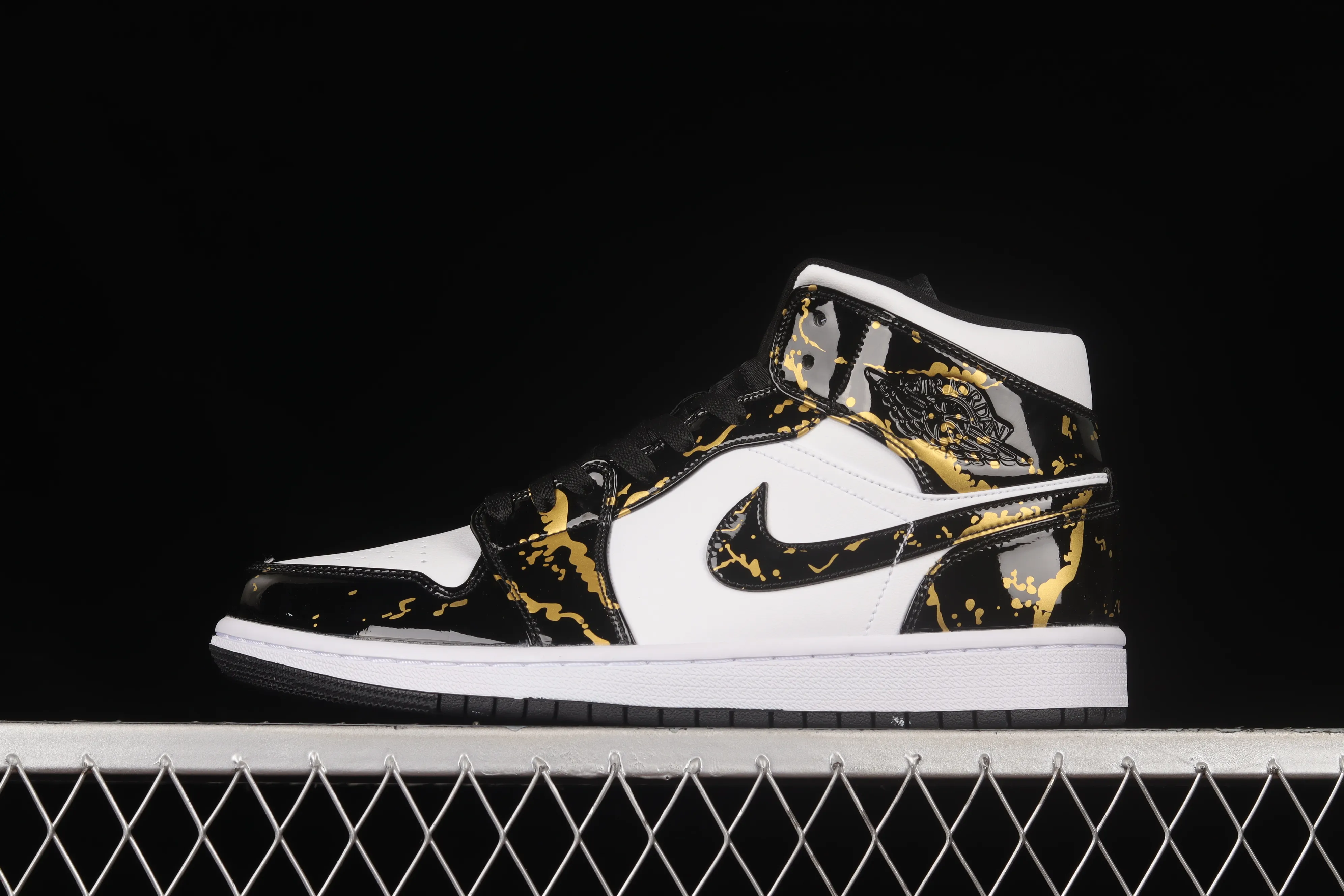 All categories Air Jordan Jordan series basketball shoes Air Jordan 1 Mid Air Jordan 1 Mid AJ1 Joe 1 patent leather black gold mid-top basketball shoes 554724-132
